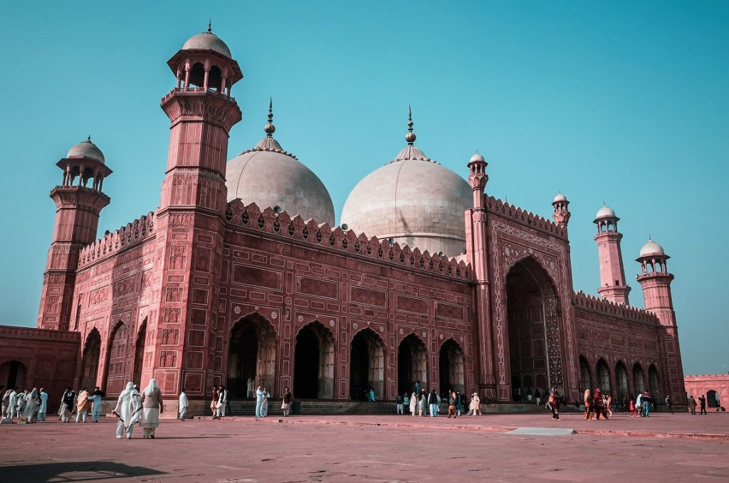 descriptive essay on badshahi mosque